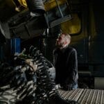 Mechanik ciężarówek sprawdza silnik Iveco w warsztacie