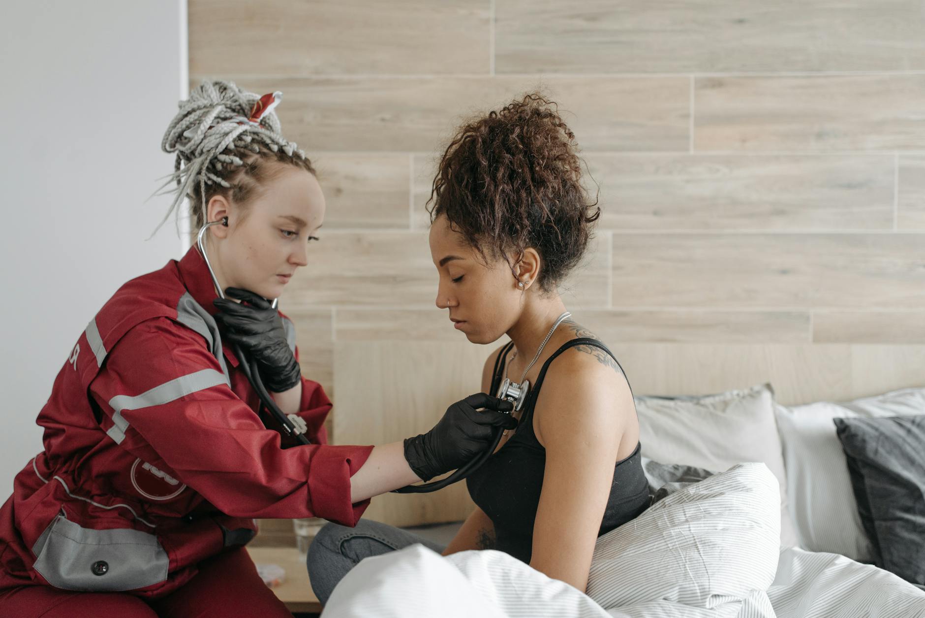 Profilaktyka onkologiczna u kobiet po 30. roku życia – jakie badania warto wykonywać regularnie Ratownik medyczny mierzy pacjentce ciśnienie w domu